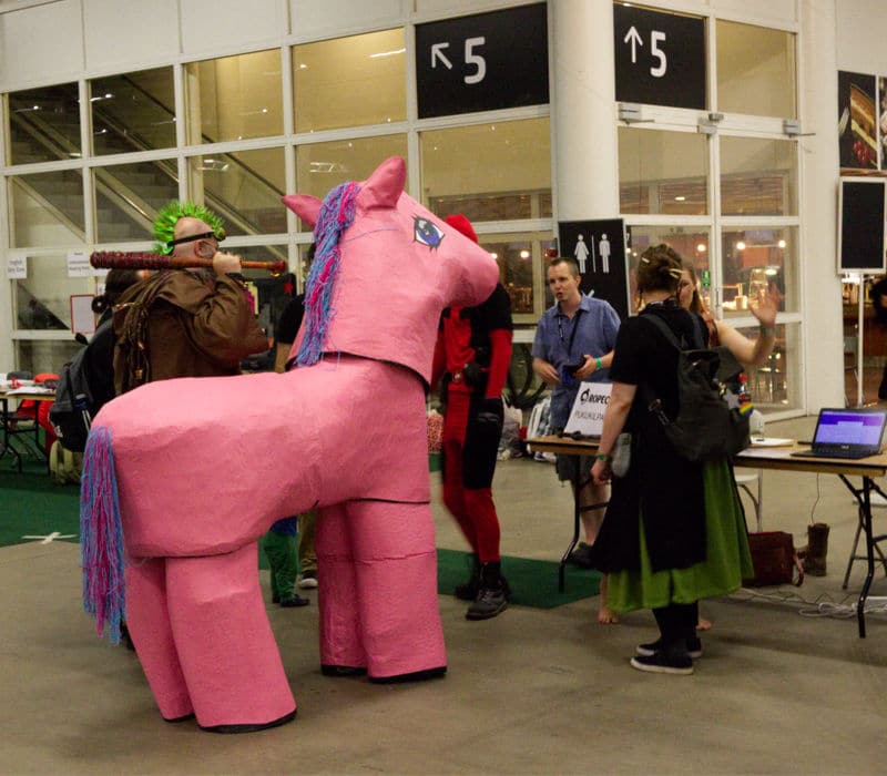 Ropecon pinkki poni cosplay
